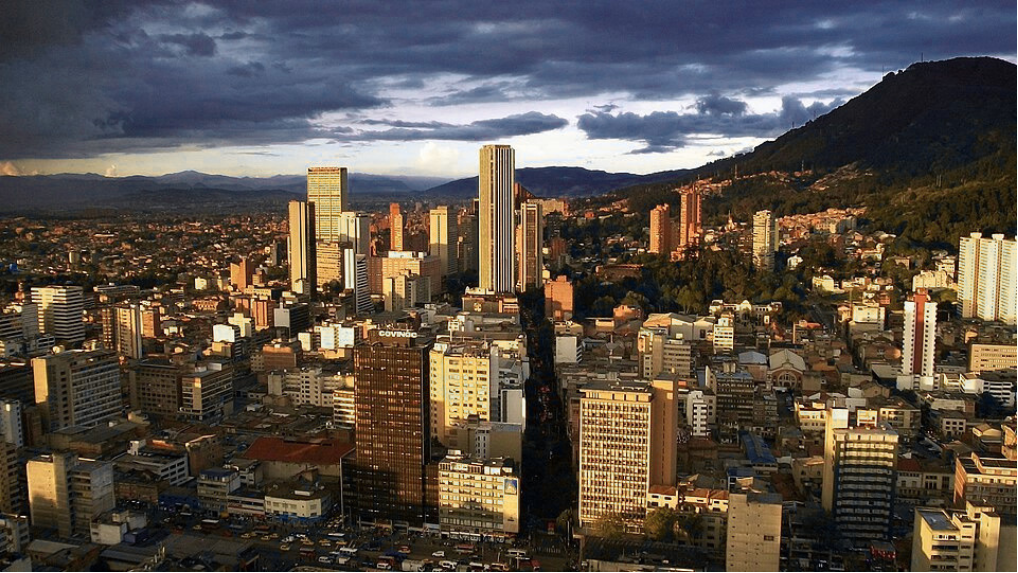 Vista del centro de Bogotá, con edificios densamente agrupados y los cerros Orientales al fondo.