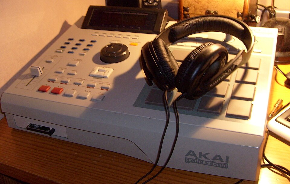 Fotografía de referencia de un sampler y caja de ritmos Akai MPC2000XL.
